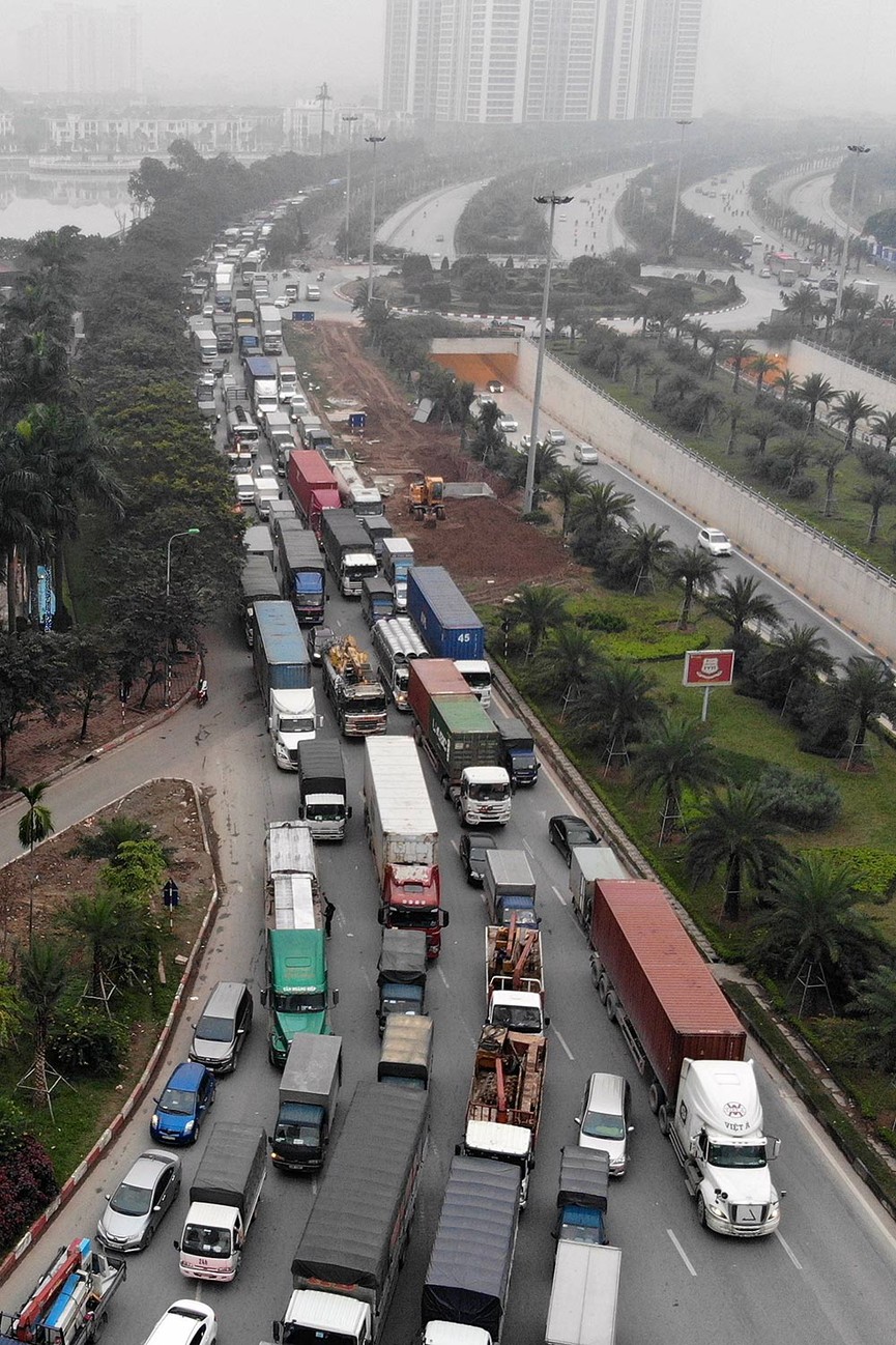 Giao thông Hà Nội 'tăng nhiệt' ngày làm việc cuối tuần - ảnh 8
