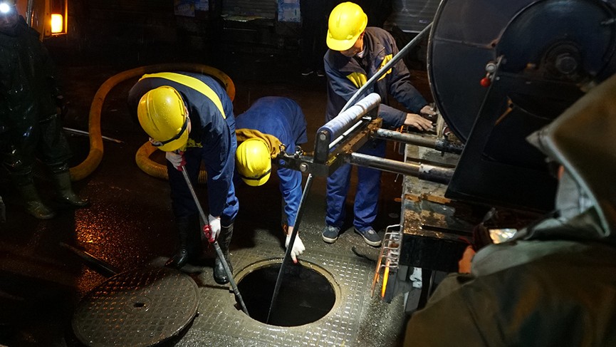 Xuyên đêm mưa rét cùng công nhân Hà Nội nạo vét cống ngầm - ảnh 1