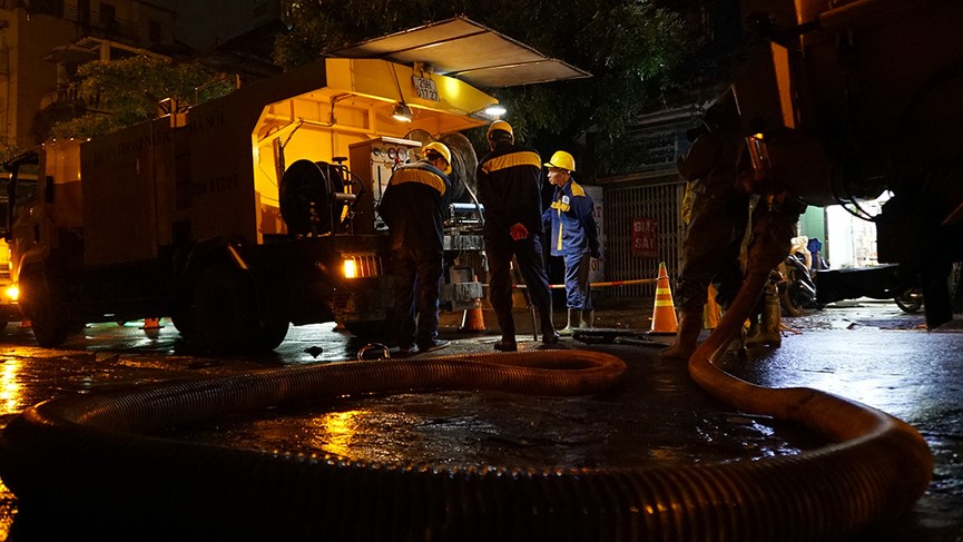 Xuyên đêm mưa rét cùng công nhân Hà Nội nạo vét cống ngầm - ảnh 2