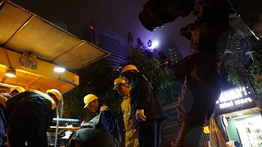 Xuyên đêm mưa rét cùng công nhân Hà Nội nạo vét cống ngầm - ảnh 5
