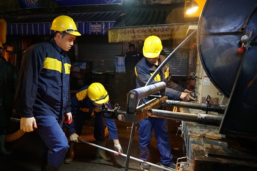 Xuyên đêm mưa rét cùng công nhân Hà Nội nạo vét cống ngầm - ảnh 6