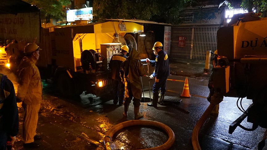 Xuyên đêm mưa rét cùng công nhân Hà Nội nạo vét cống ngầm - ảnh 8