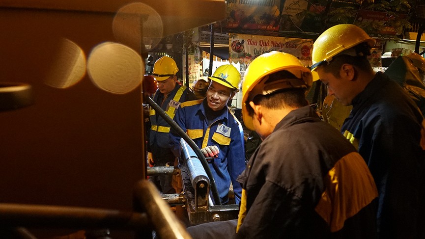 Xuyên đêm mưa rét cùng công nhân Hà Nội nạo vét cống ngầm - ảnh 10