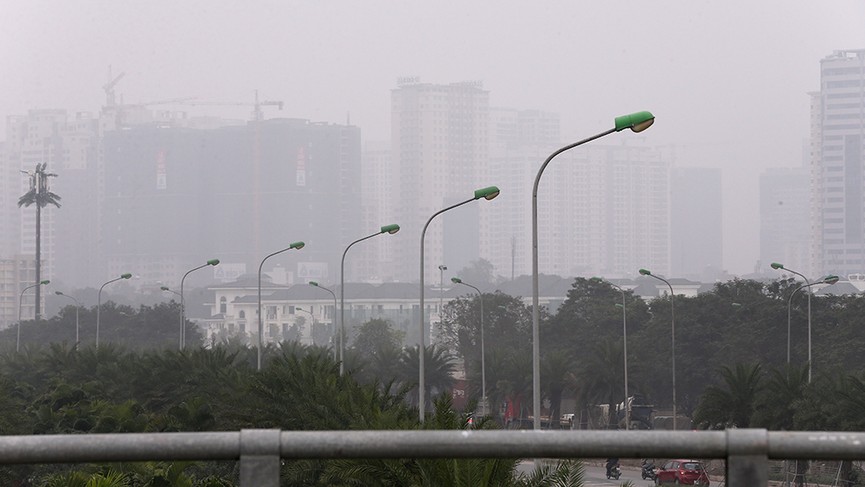 Cao ốc Hà Nội chìm trong sương mù dày đặc như Sa Pa - ảnh 1