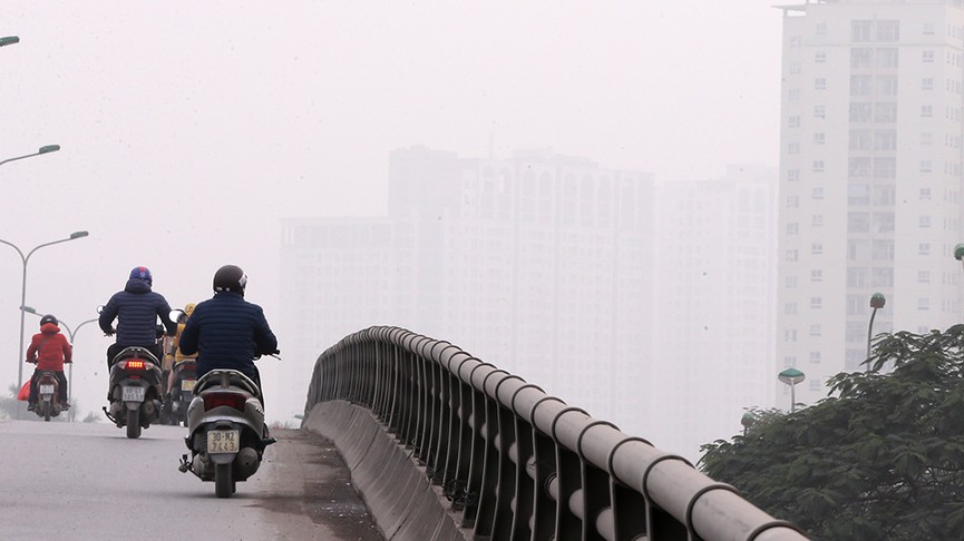 Cao ốc Hà Nội chìm trong sương mù dày đặc như Sa Pa - ảnh 3
