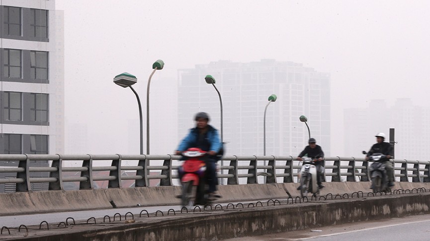 Cao ốc Hà Nội chìm trong sương mù dày đặc như Sa Pa - ảnh 12