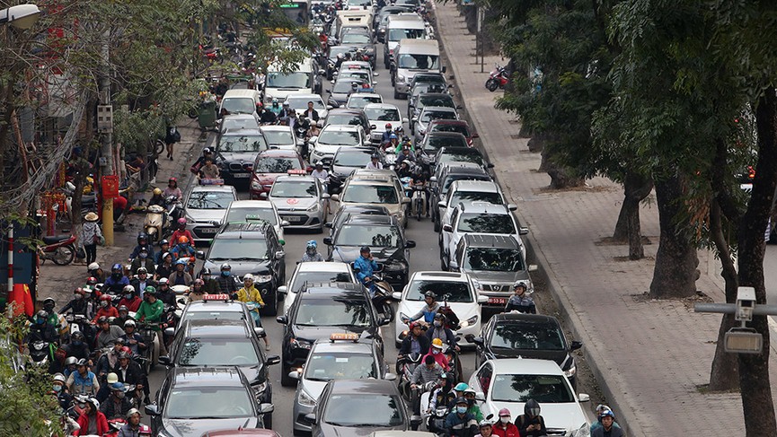 Chôn chân hàng giờ vì ùn tắc kinh hoàng trong ngày 27 Tết - ảnh 2