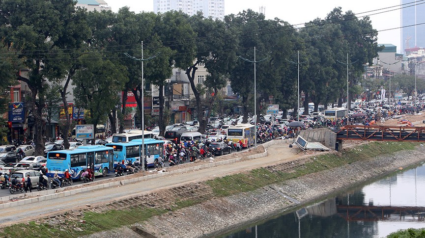 Chôn chân hàng giờ vì ùn tắc kinh hoàng trong ngày 27 Tết - ảnh 1