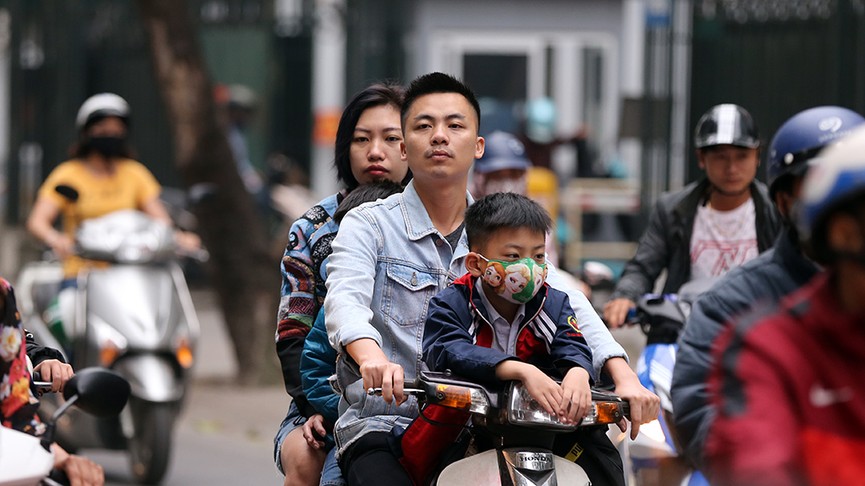 Ngày đầu đi làm sau nghỉ Tết: Đầu trần 'vô tư' điều khiển xe máy - ảnh 12