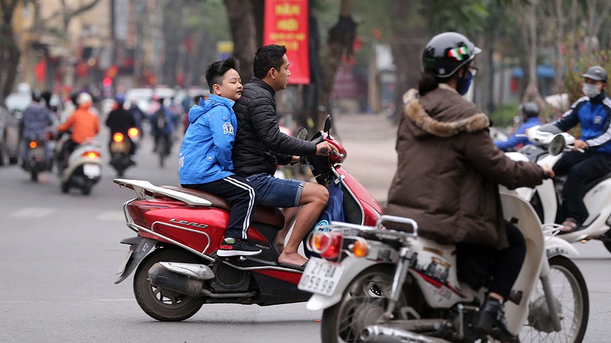 Ngày đầu đi làm sau nghỉ Tết: Đầu trần 'vô tư' điều khiển xe máy - ảnh 13