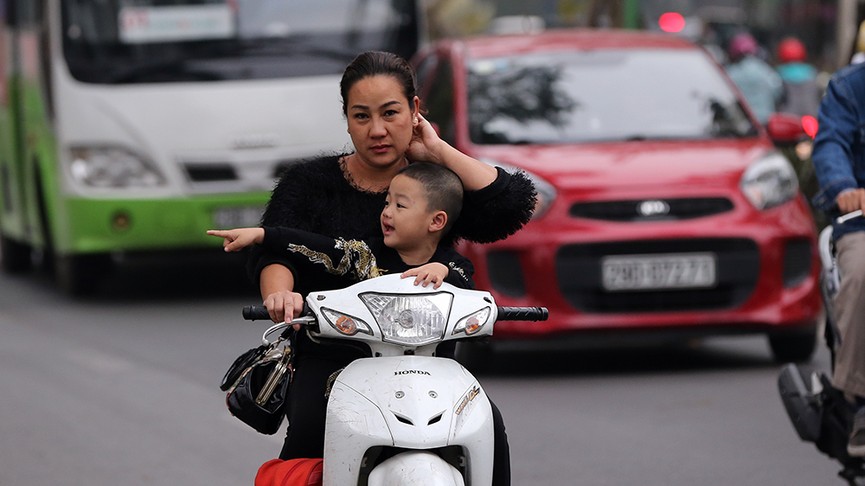 Ngày đầu đi làm sau nghỉ Tết: Đầu trần 'vô tư' điều khiển xe máy - ảnh 14