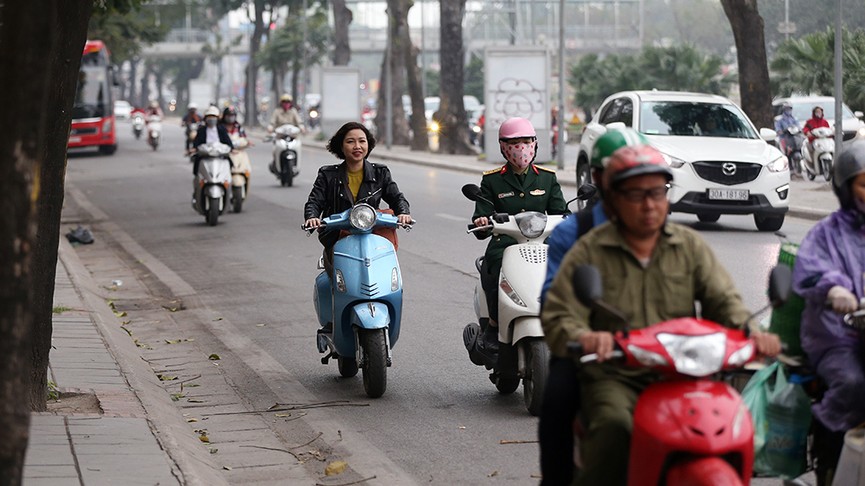 Ngày đầu đi làm sau nghỉ Tết: Đầu trần 'vô tư' điều khiển xe máy - ảnh 15