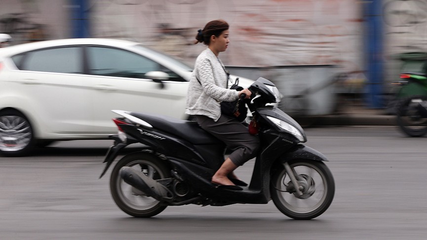 Ngày đầu đi làm sau nghỉ Tết: Đầu trần 'vô tư' điều khiển xe máy - ảnh 16