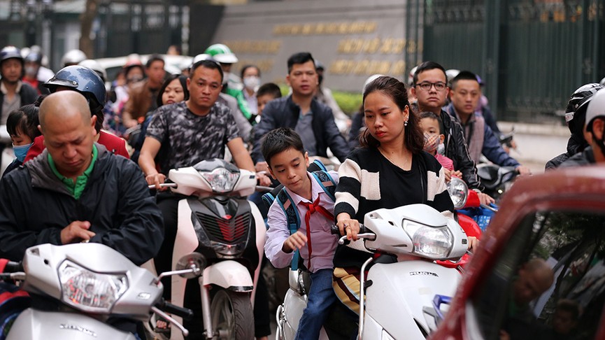 Ngày đầu đi làm sau nghỉ Tết: Đầu trần 'vô tư' điều khiển xe máy - ảnh 1