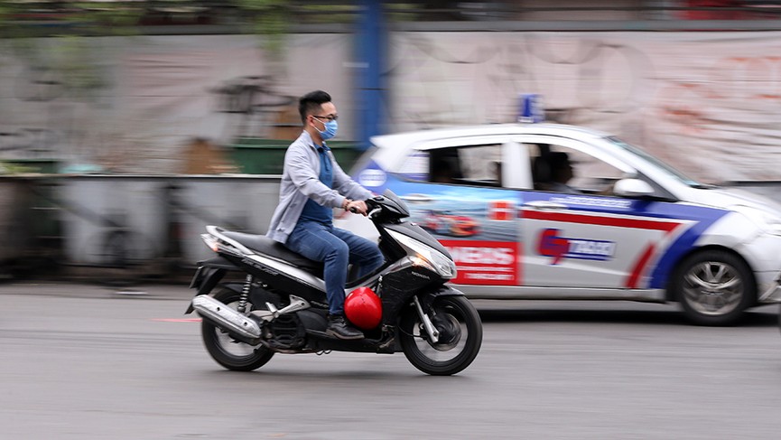 Ngày đầu đi làm sau nghỉ Tết: Đầu trần 'vô tư' điều khiển xe máy - ảnh 4