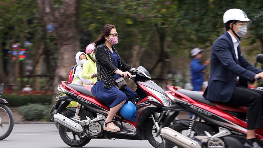 Ngày đầu đi làm sau nghỉ Tết: Đầu trần 'vô tư' điều khiển xe máy - ảnh 3