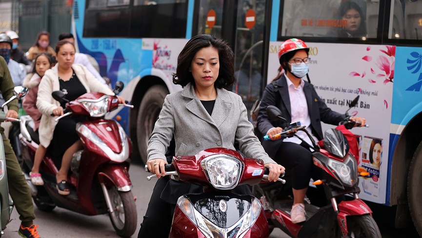 Ngày đầu đi làm sau nghỉ Tết: Đầu trần 'vô tư' điều khiển xe máy - ảnh 5