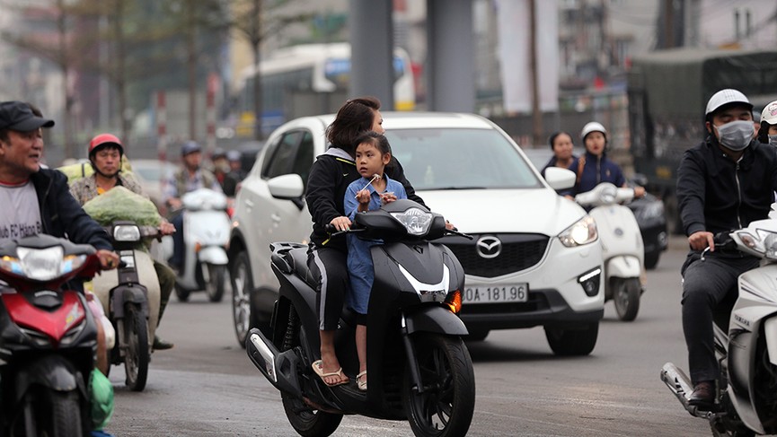 Ngày đầu đi làm sau nghỉ Tết: Đầu trần 'vô tư' điều khiển xe máy - ảnh 8