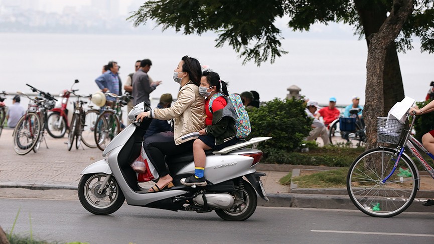 Ngày đầu đi làm sau nghỉ Tết: Đầu trần 'vô tư' điều khiển xe máy - ảnh 10