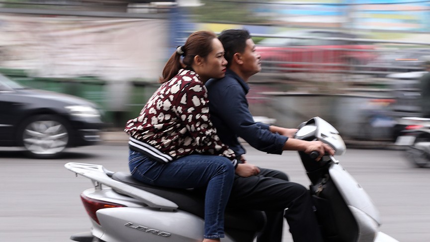 Ngày đầu đi làm sau nghỉ Tết: Đầu trần 'vô tư' điều khiển xe máy - ảnh 11