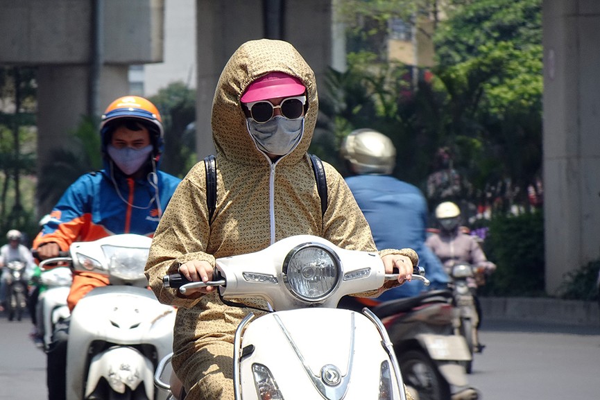Muôn kiểu tránh nóng của người dân Thủ đô những ngày nắng nóng đỉnh điểm - ảnh 3