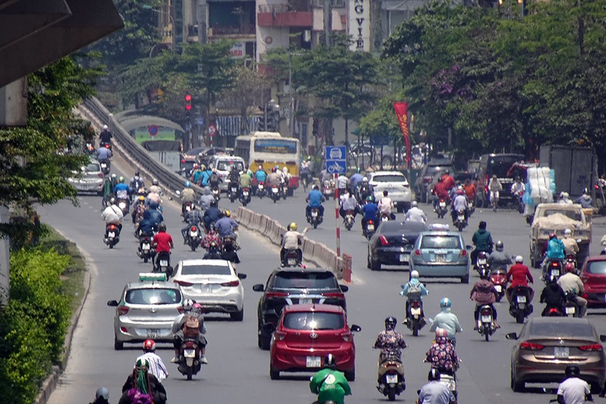 Muôn kiểu tránh nóng của người dân Thủ đô những ngày nắng nóng đỉnh điểm - ảnh 5