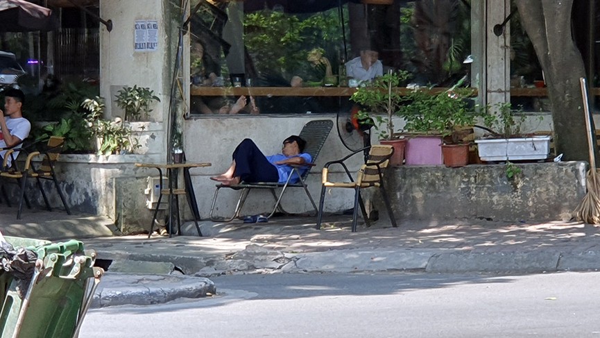 Muôn kiểu tránh nóng của người dân Thủ đô những ngày nắng nóng đỉnh điểm - ảnh 7