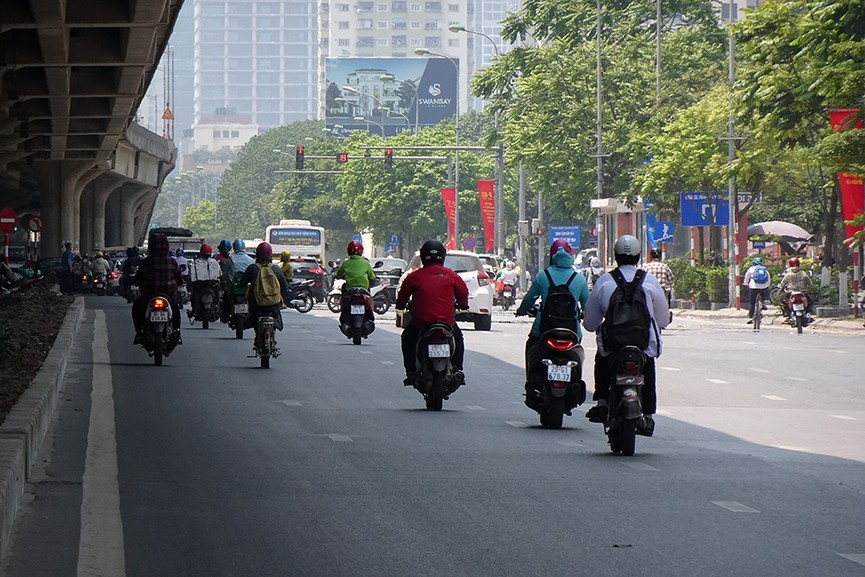 Muôn kiểu tránh nóng của người dân Thủ đô những ngày nắng nóng đỉnh điểm - ảnh 9