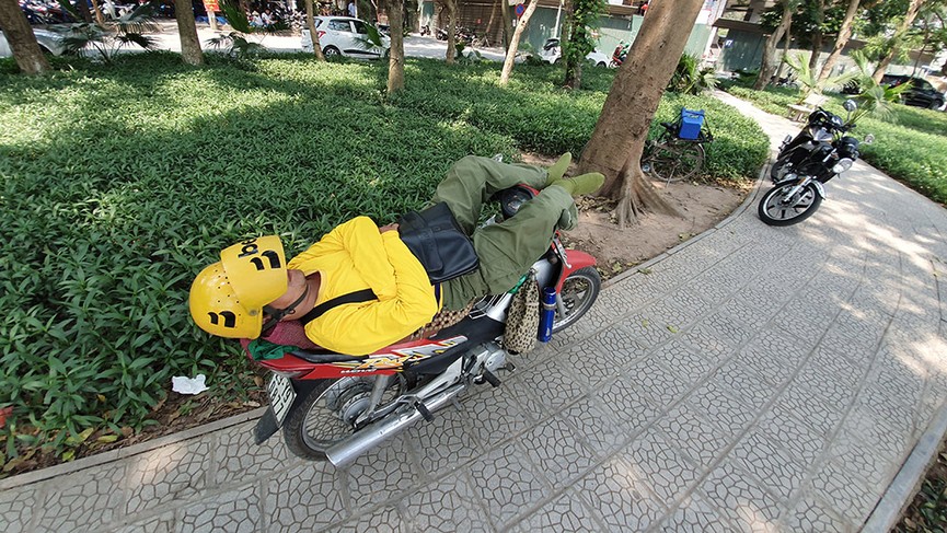 Muôn kiểu tránh nóng của người dân Thủ đô những ngày nắng nóng đỉnh điểm - ảnh 11