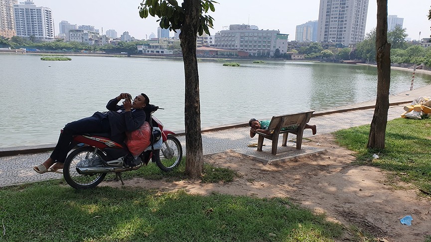 Muôn kiểu tránh nóng của người dân Thủ đô những ngày nắng nóng đỉnh điểm - ảnh 12