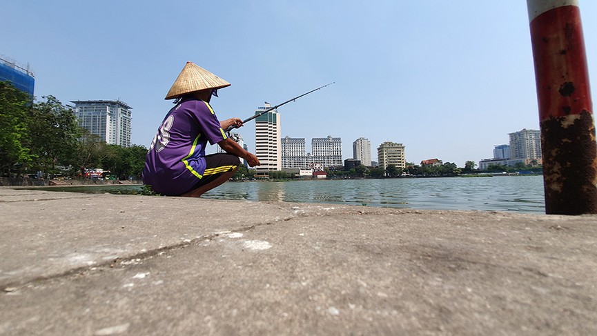 Muôn kiểu tránh nóng của người dân Thủ đô những ngày nắng nóng đỉnh điểm - ảnh 14
