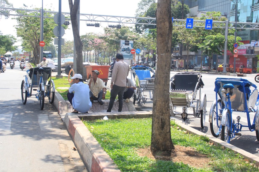 Người dân Sài Gòn mưu sinh trong những ngày nóng 'nung người' tháng 3 - ảnh 4