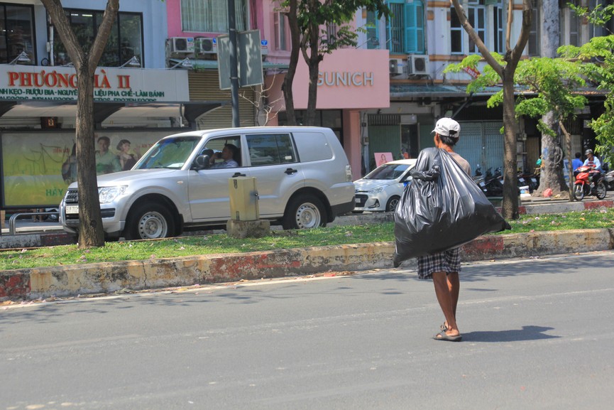 Người dân Sài Gòn mưu sinh trong những ngày nóng 'nung người' tháng 3 - ảnh 12