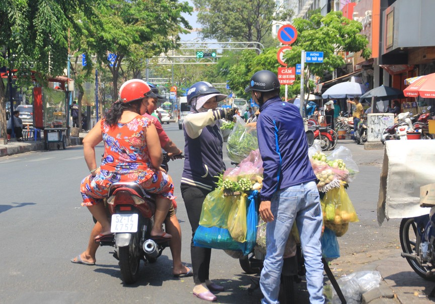 Người dân Sài Gòn mưu sinh trong những ngày nóng 'nung người' tháng 3 - ảnh 13
