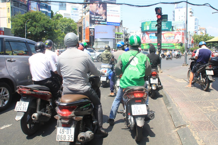 Người dân Sài Gòn mưu sinh trong những ngày nóng 'nung người' tháng 3 - ảnh 7