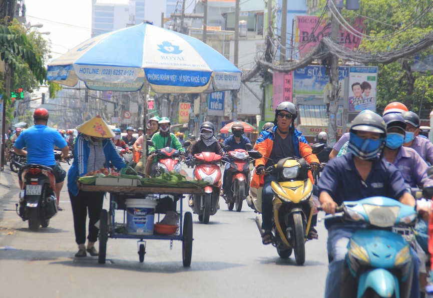 Người dân Sài Gòn mưu sinh trong những ngày nóng 'nung người' tháng 3 - ảnh 15