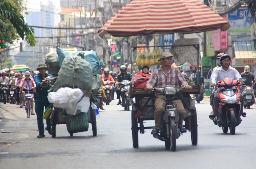 Người dân Sài Gòn mưu sinh trong những ngày nóng 'nung người' tháng 3 - ảnh 16