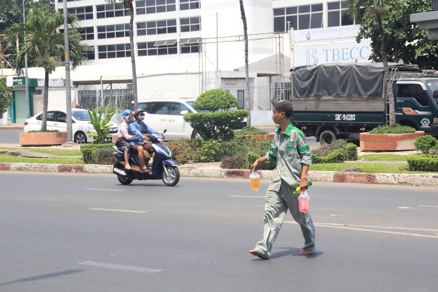 Người dân Sài Gòn mưu sinh trong những ngày nóng 'nung người' tháng 3 - ảnh 9