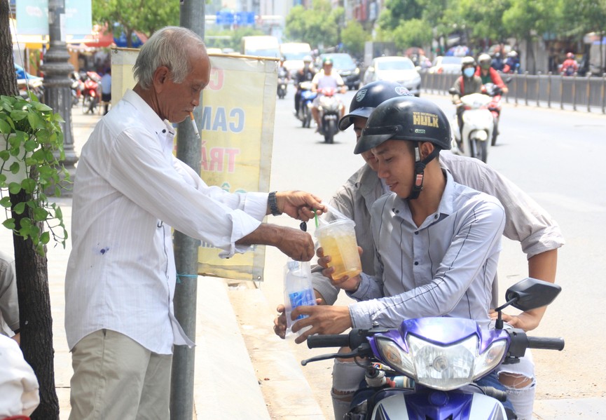 Người dân Sài Gòn mưu sinh trong những ngày nóng 'nung người' tháng 3 - ảnh 10