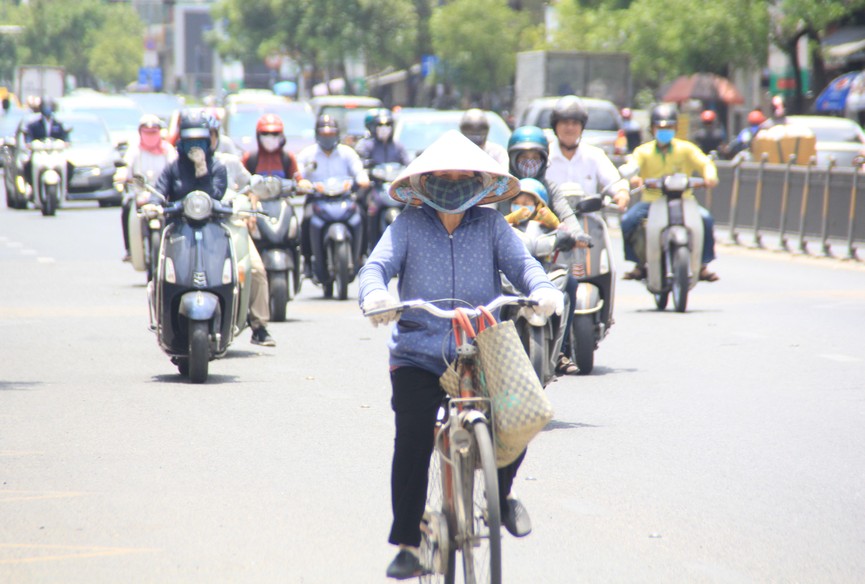 Người dân Sài Gòn mưu sinh trong những ngày nóng 'nung người' tháng 3 - ảnh 8