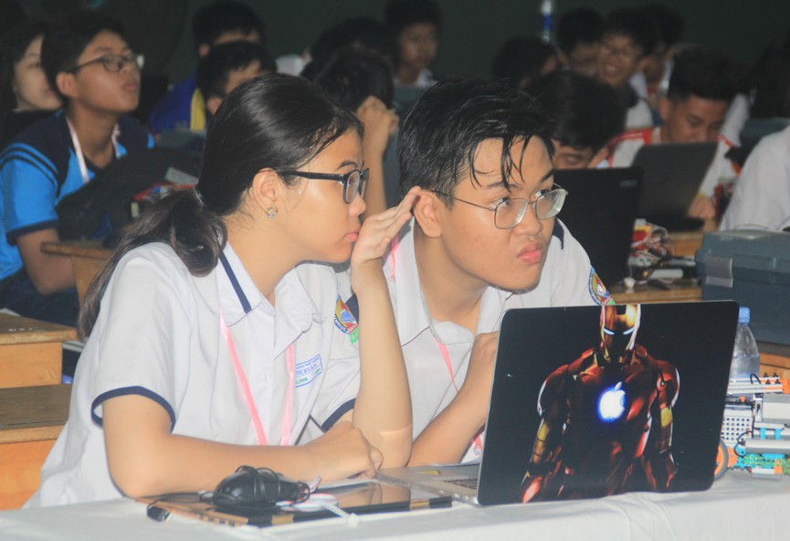 Khi nữ sinh giúp đỡ nam sinh làm… lập trình - ảnh 2