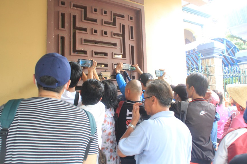 Hàng trăm người hâm mộ chờ từ sáng đón Anh Vũ ở chùa Ấn Quang - ảnh 3