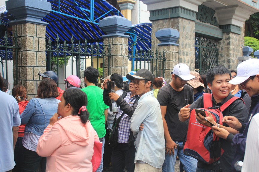 Hàng trăm người hâm mộ chờ từ sáng đón Anh Vũ ở chùa Ấn Quang - ảnh 1