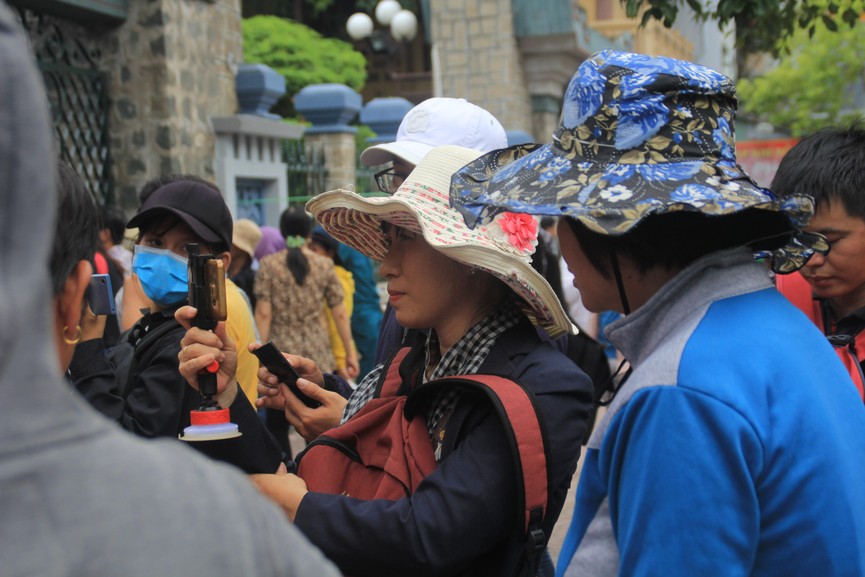 Hàng trăm người hâm mộ chờ từ sáng đón Anh Vũ ở chùa Ấn Quang - ảnh 2