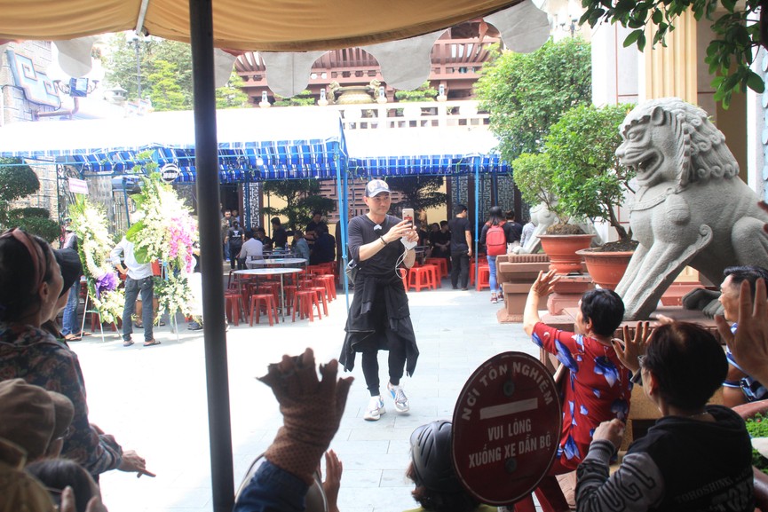 Hàng trăm người hâm mộ chờ từ sáng đón Anh Vũ ở chùa Ấn Quang - ảnh 7