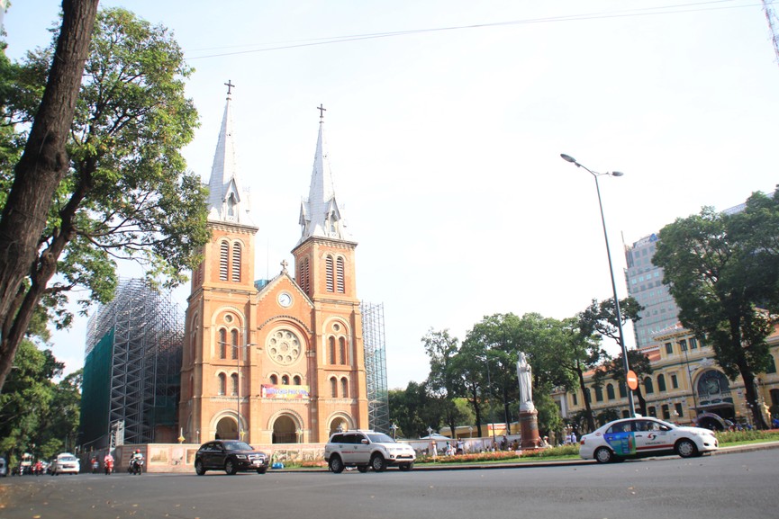 Khung cảnh yên ả ở Sài Gòn ngày đầu kỳ nghỉ lễ 30/4 và 1/5 - ảnh 1