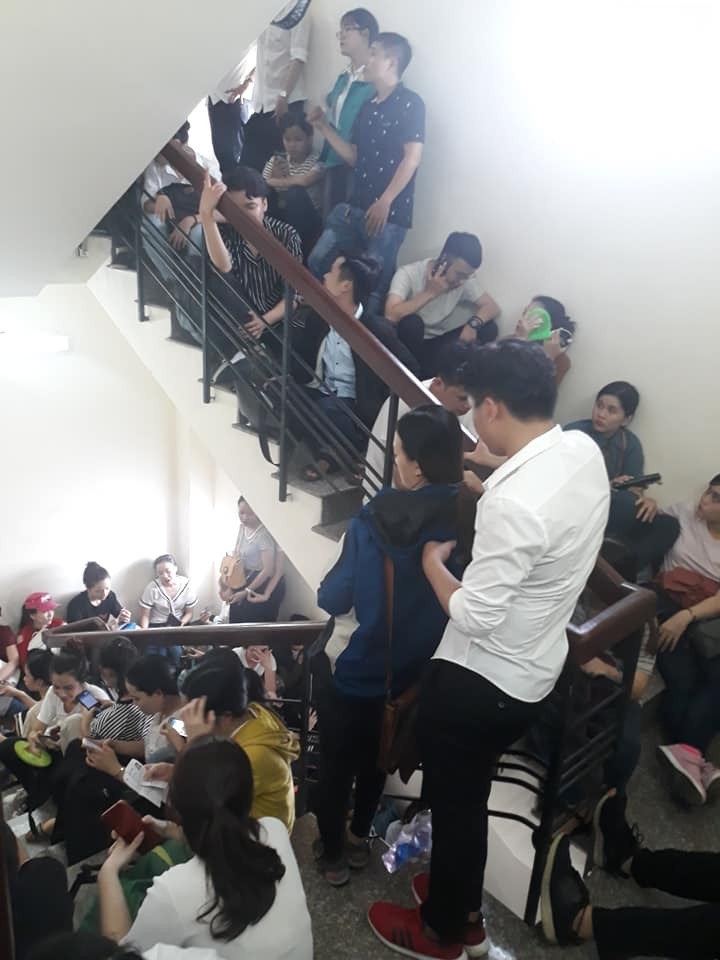 Hàng ngàn sinh viên Sài Gòn xếp hàng thâu đêm đăng ký thi TOEIC - ảnh 3