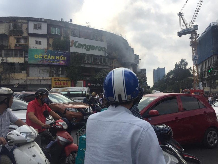 Hiện trường vụ cháy chung cư cũ gần Đại học Y Hà Nội - ảnh 12