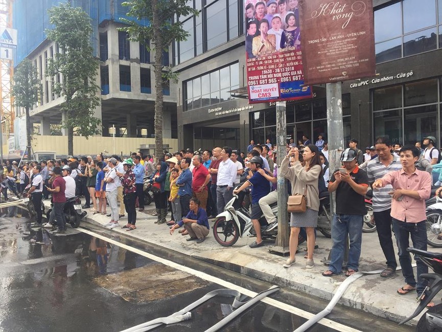 Hiện trường vụ cháy chung cư cũ gần Đại học Y Hà Nội - ảnh 7