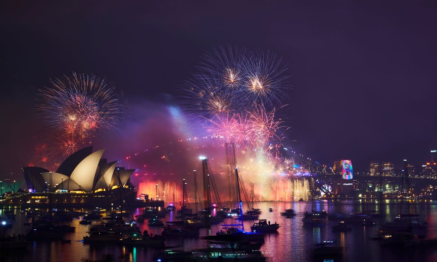 Pháo hoa thắp sáng bầu trời bên trên Nhà hát Opera và Cầu cảng Sydney.